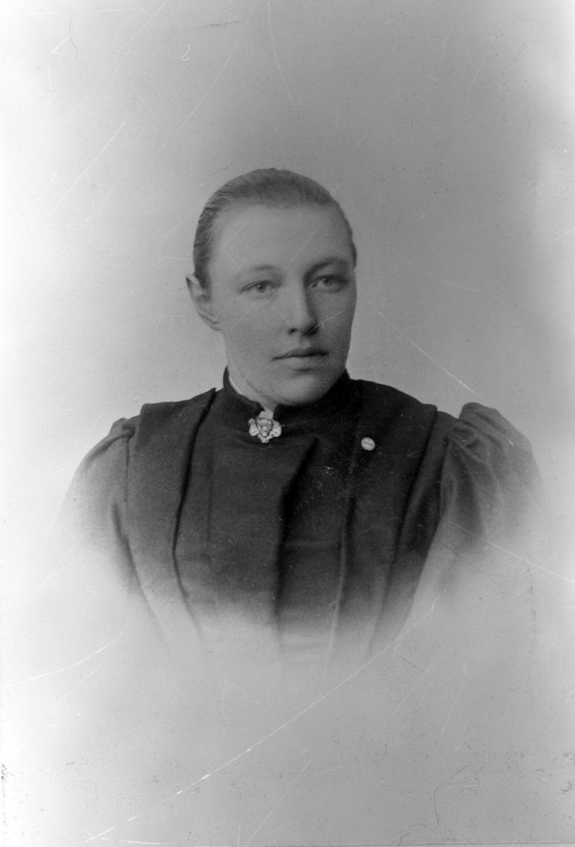 Henrik Augustinsson Stinessen, Portrett av kvinne - Johanne Erlandsdatter, Kveberg Jordet (født 1872)