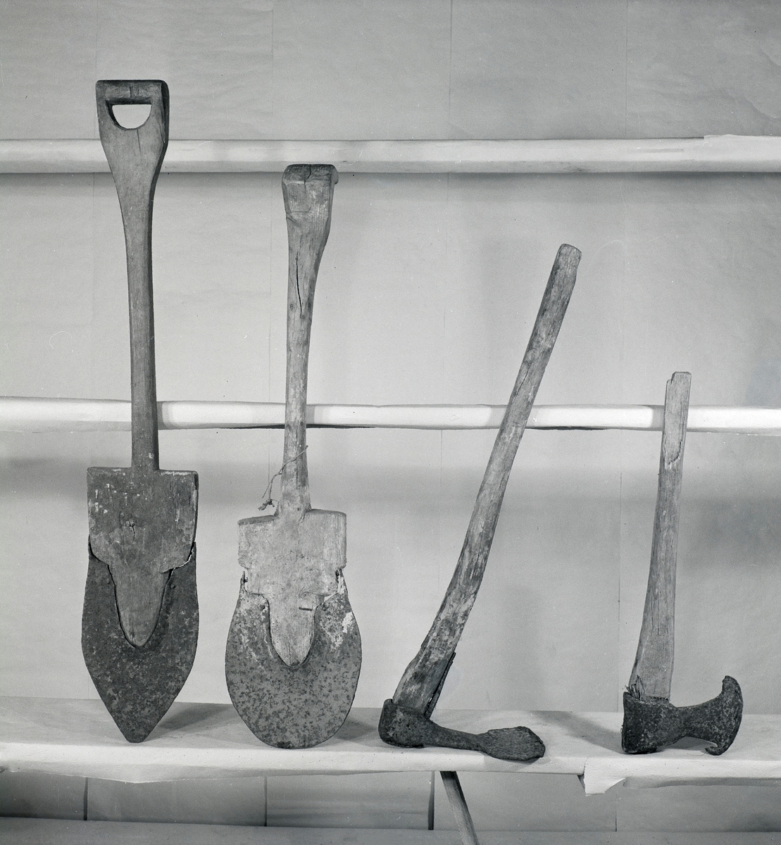 Toralv Bleken-Nilssen, Gjenstandfotografering, Opplandenes folkemuseums samling. (Hedmarksmuseet) OF. 6290. TVERRHAKKE. VANG. OF. 6288. TORVØKS. VANG. OF. 5211. JERNSKO. FURNES.