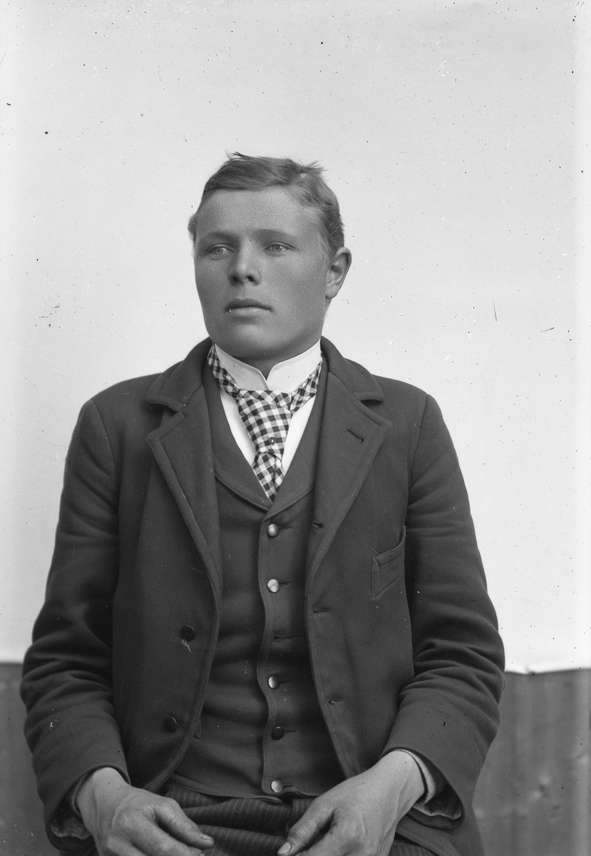 Jakob Jakobsen Engerdal, Ung mann i mørk dress og rutete slips.