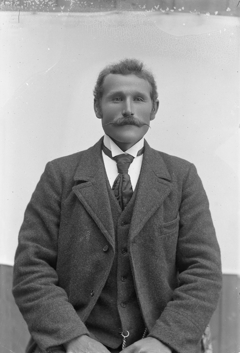 Jakob Jakobsen Engerdal, Mann m/bart, mørk dress og slips. Olaf Nordby.