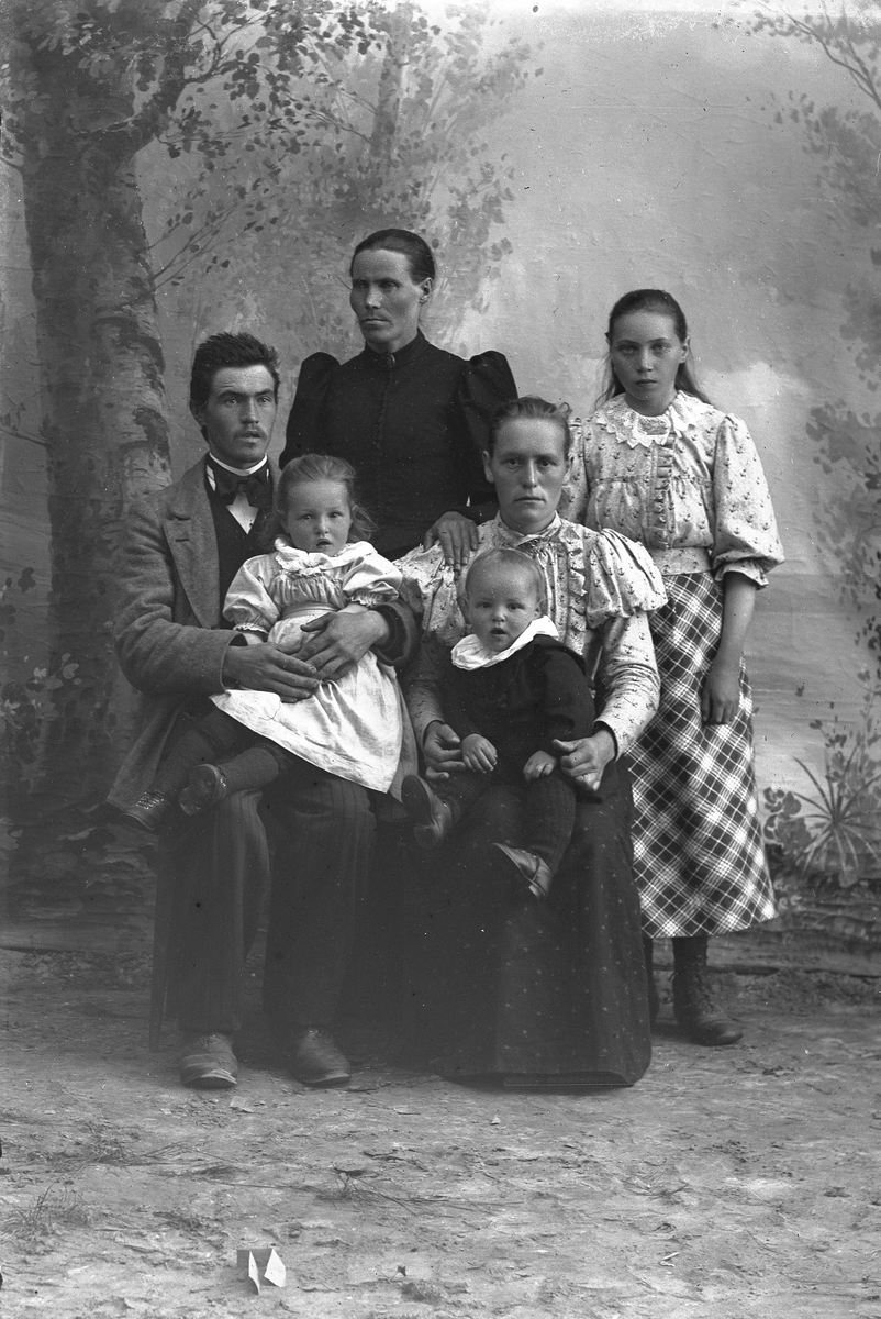 Jakob Jakobsen Engerdal, Familiegruppe, 3 barn og 3 voksne.