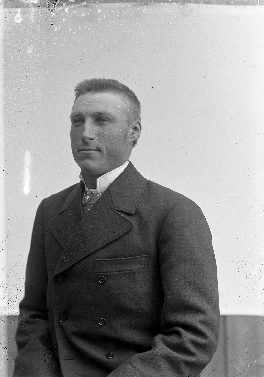 Jakob Jakobsen Engerdal, Mann i dress (rutet).