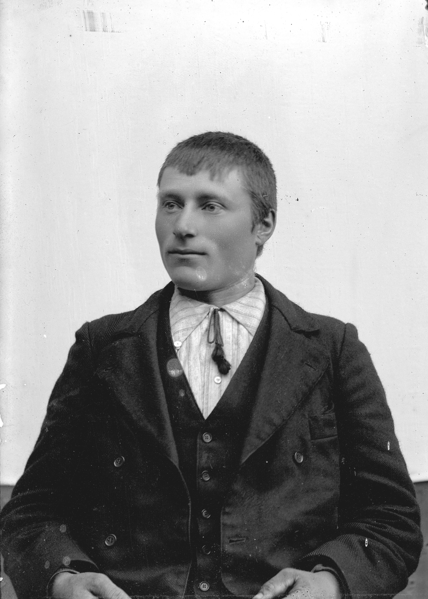 Jakob Jakobsen Engerdal, Mann i mørk dress og vest, lys stripet skjorte.