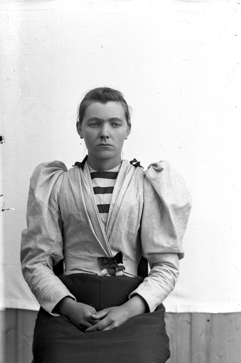 Jakob Jakobsen Engerdal, Ung jente med lys, pyntet bluse.