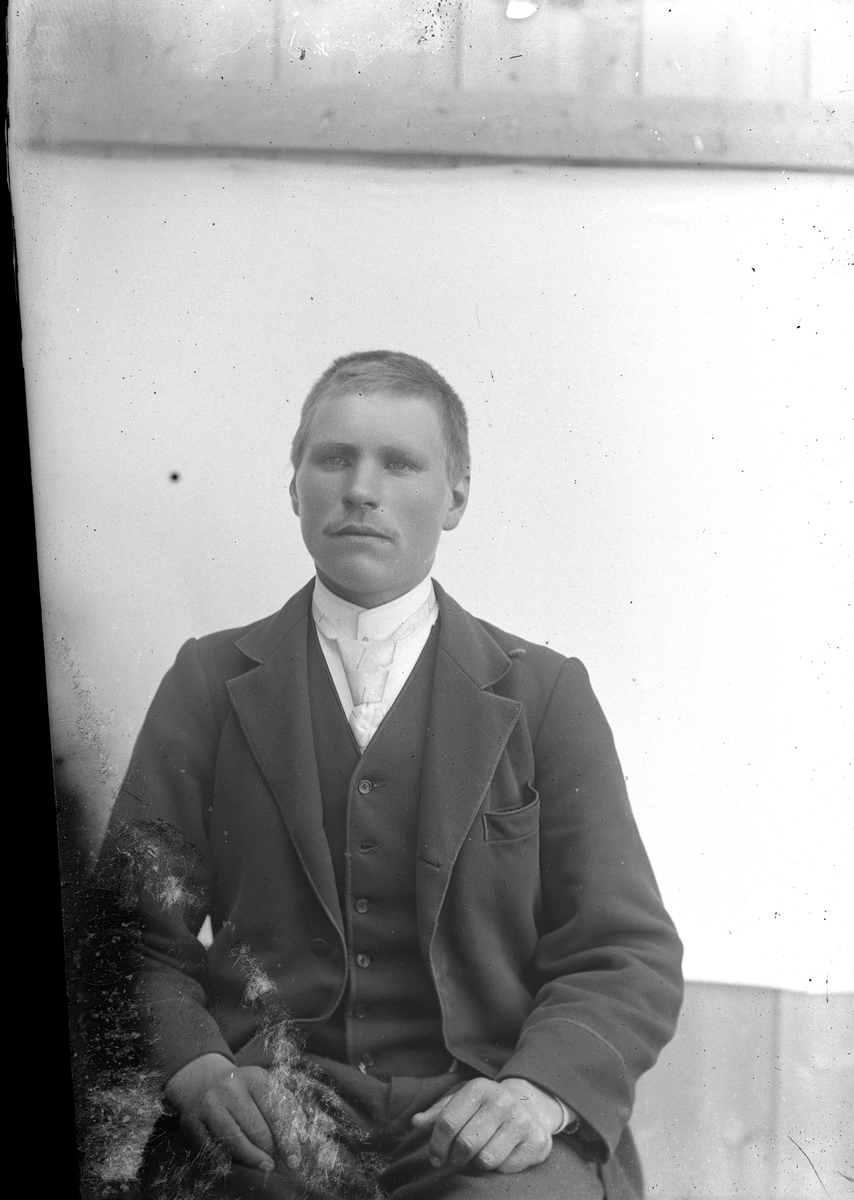 Jakob Jakobsen Engerdal, Ung mann med mørk dress og lyst slips.