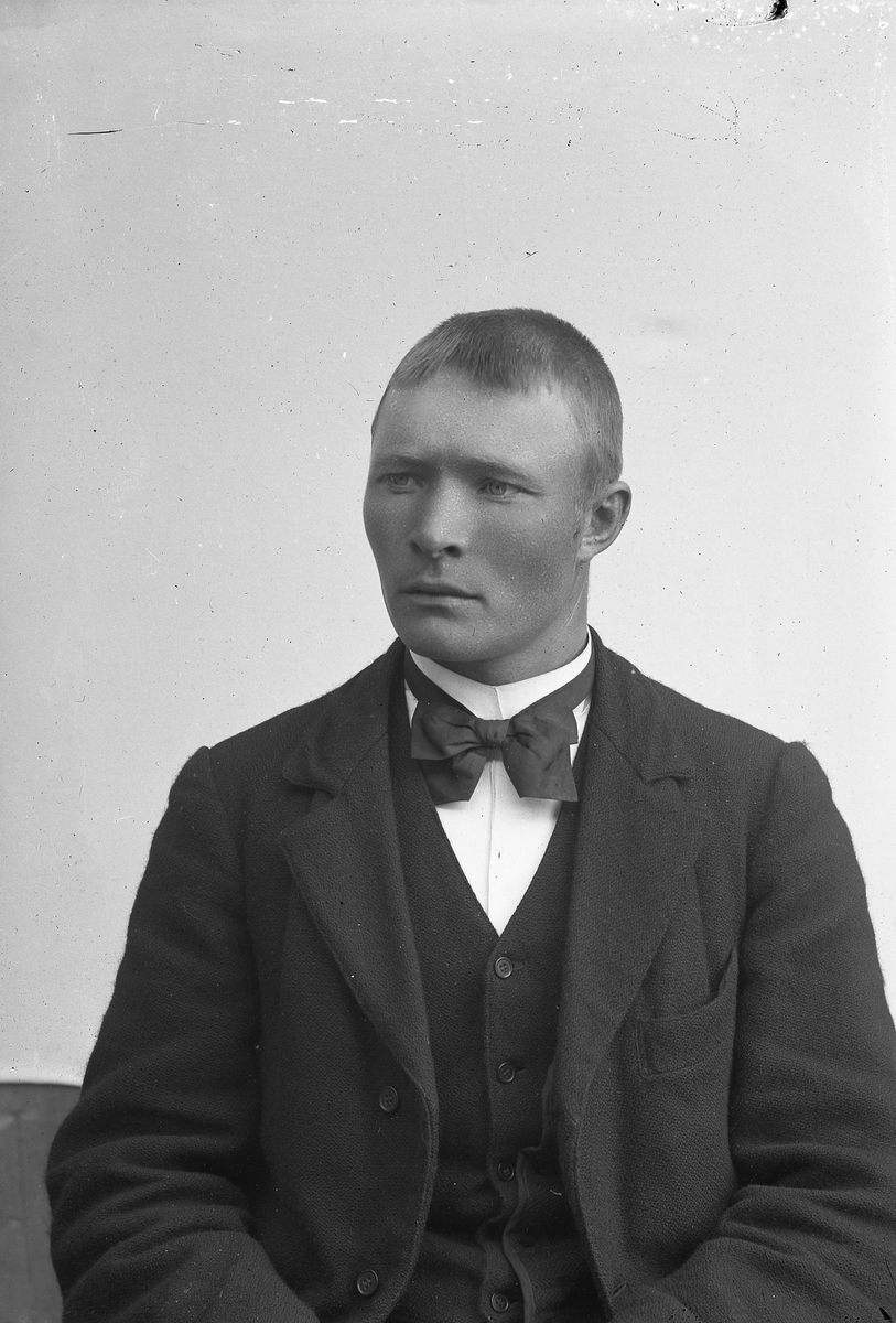 Jakob Jakobsen Engerdal, Ung mann i dress og sløyfe.