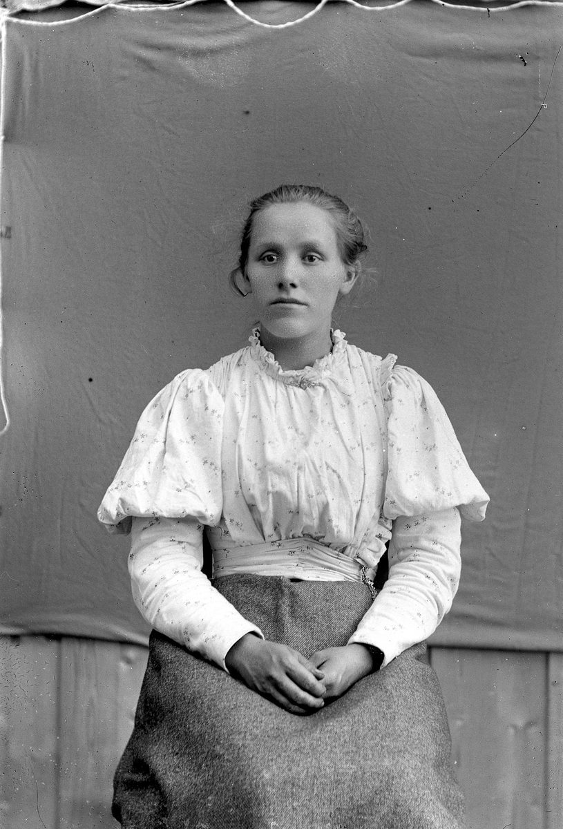 Jakob Jakobsen Engerdal, Ung dame i lyst skjørt og lys, blomstret bluse.