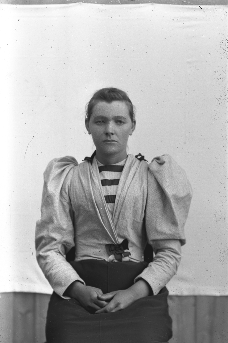 Jakob Jakobsen Engerdal, Ung jente med lys bluse.