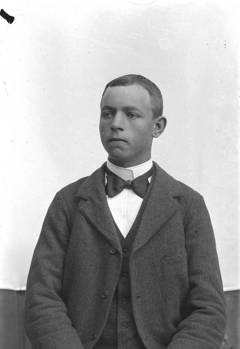 Jakob Jakobsen Engerdal, Studioportrett av ung mann med dress og sløyfe i halsen.