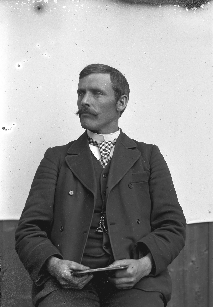 Jakob Jakobsen Engerdal, Portrett av mann, sjølportrett, lærer Jakob J Engerdal.