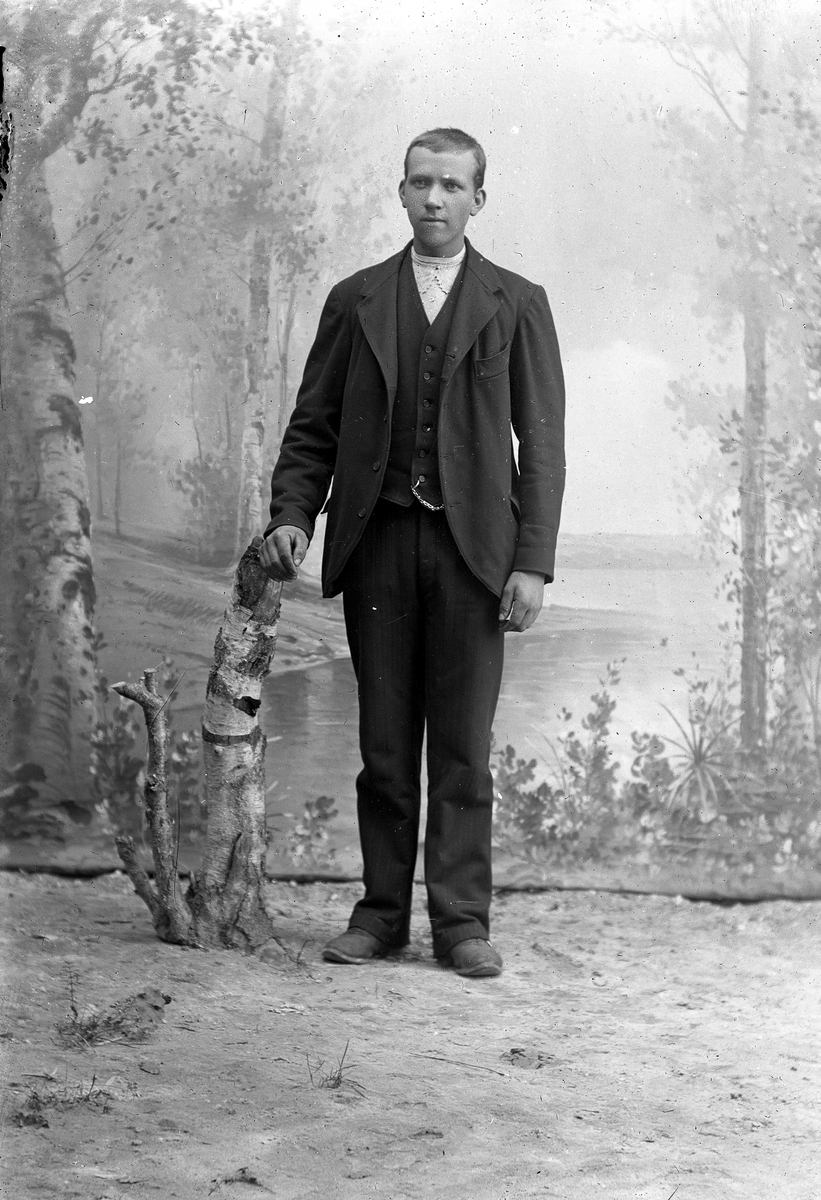 Jakob Jakobsen Engerdal, Ung mann, står ved trestubbe.