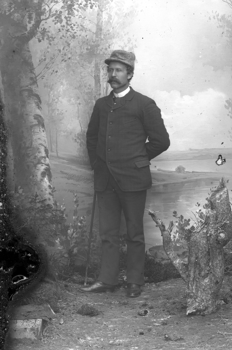 Jakob Jakobsen Engerdal, Mann m/skyggelue og spaserstokk.