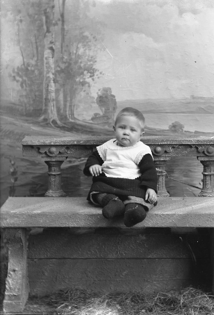 Jakob Jakobsen Engerdal, Lite barn, sitter på en steinbenk.