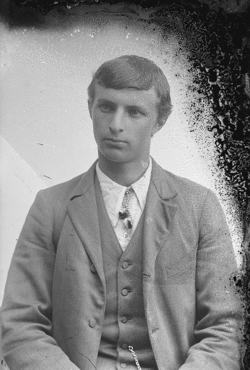 Jakob Jakobsen Engerdal, Portrett av ung mann i lys dress, nedbrettet hvit skjorte med "lisse" i halsen. Svensk?