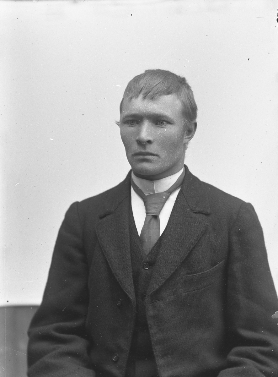 Jakob Jakobsen Engerdal, Portrett av mann.