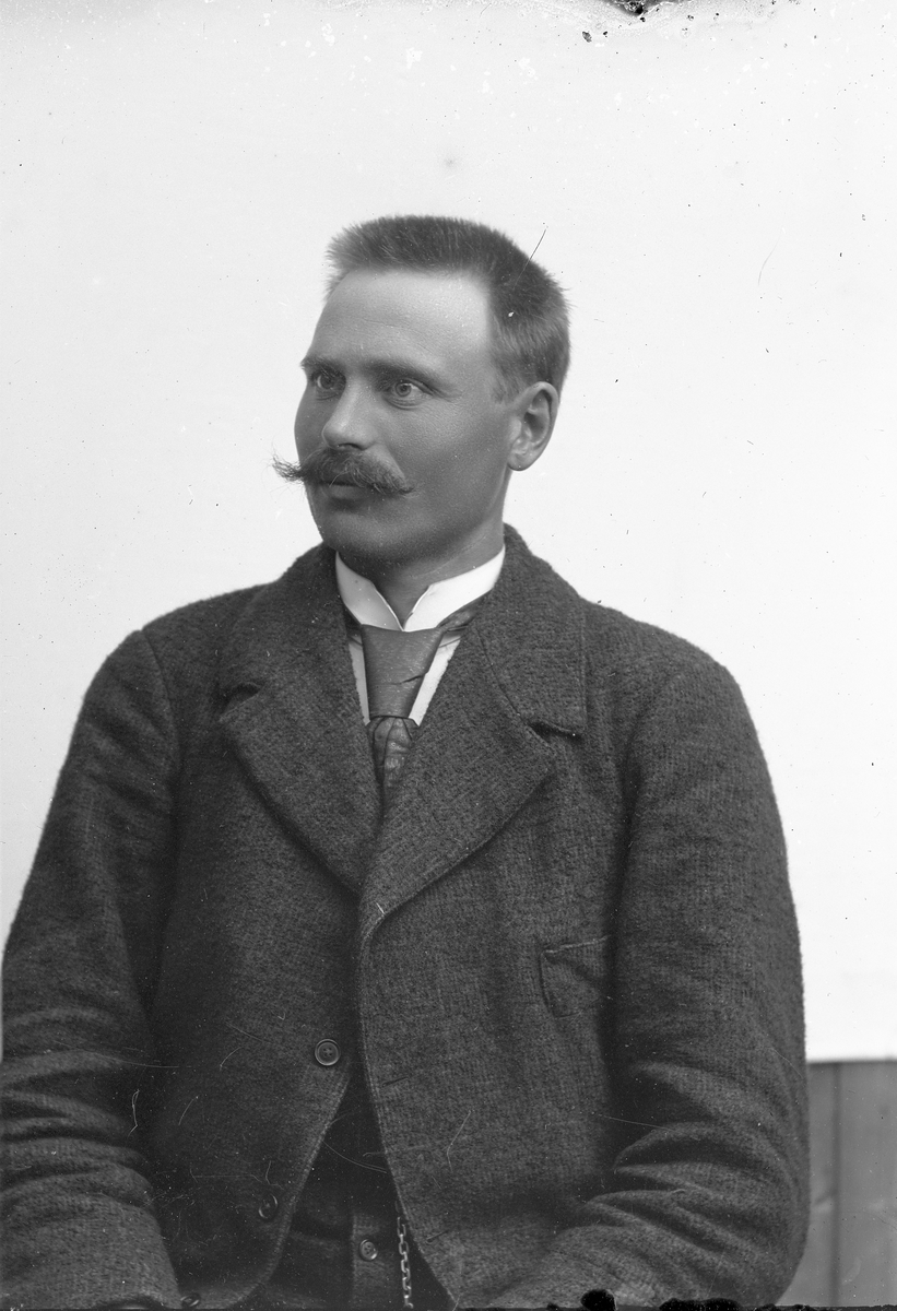 Jakob Jakobsen Engerdal, Portrett av mann. Gjermund O. Nordgaard (1873-1948).