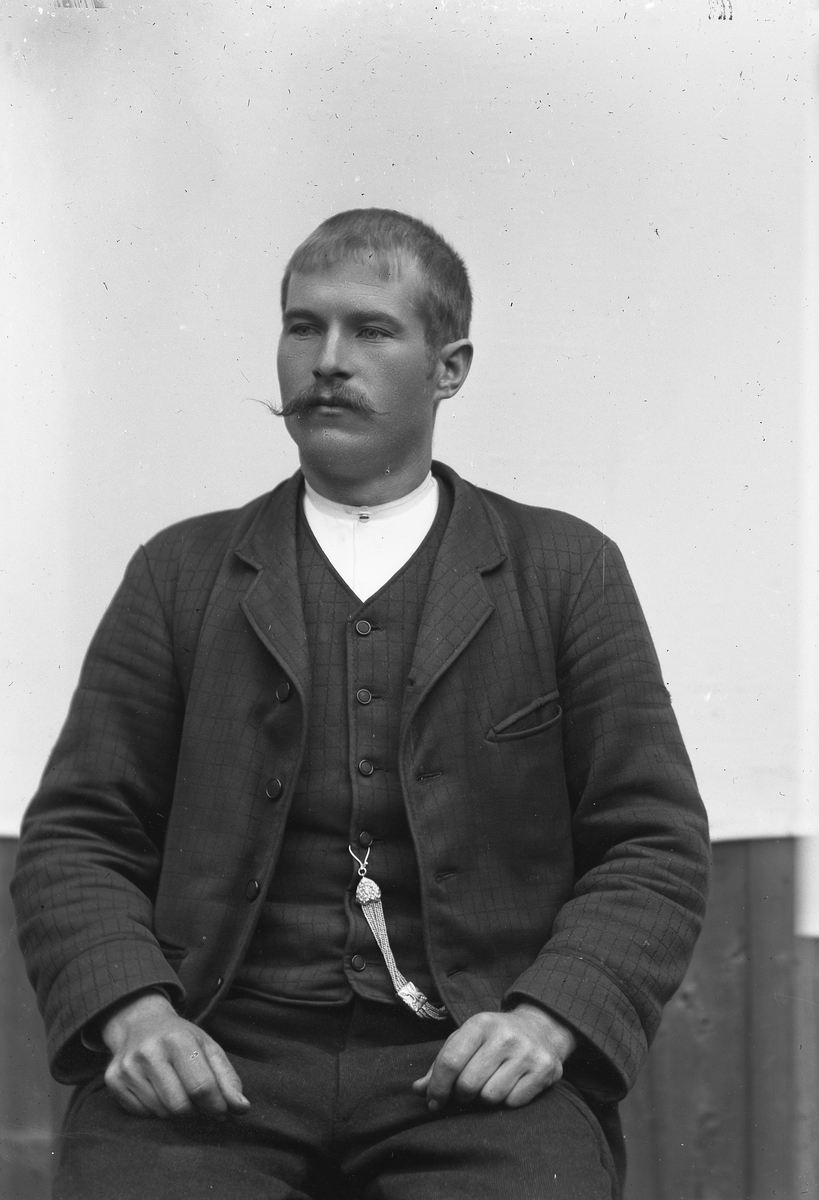 Jakob Jakobsen Engerdal, Portrett av mann. Bredt klokkekjede.