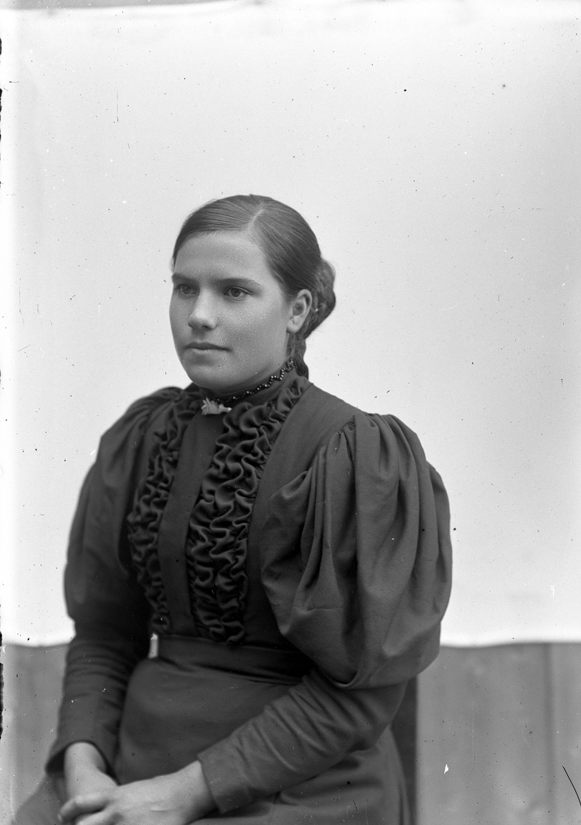 Jakob Jakobsen Engerdal, Ung kvinne.