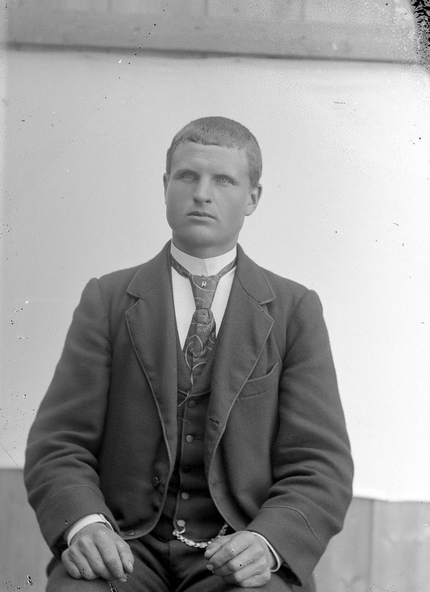 Jakob Jakobsen Engerdal, Portrett av ung mann.