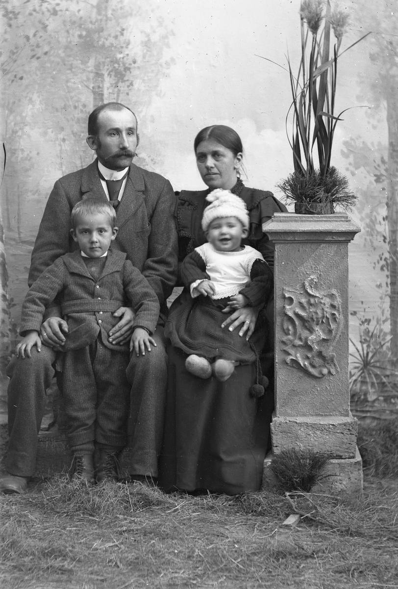 Jakob Jakobsen Engerdal, Familieportrett av to voksne og to barn. Foran fra venstre: John H. Kveen (1894-1955) og Vebjørn Kveen (1897-1918). Bak: Halvor Kveen (1864-1950) og Minde Kveen f. Strandvold (1864-1936).