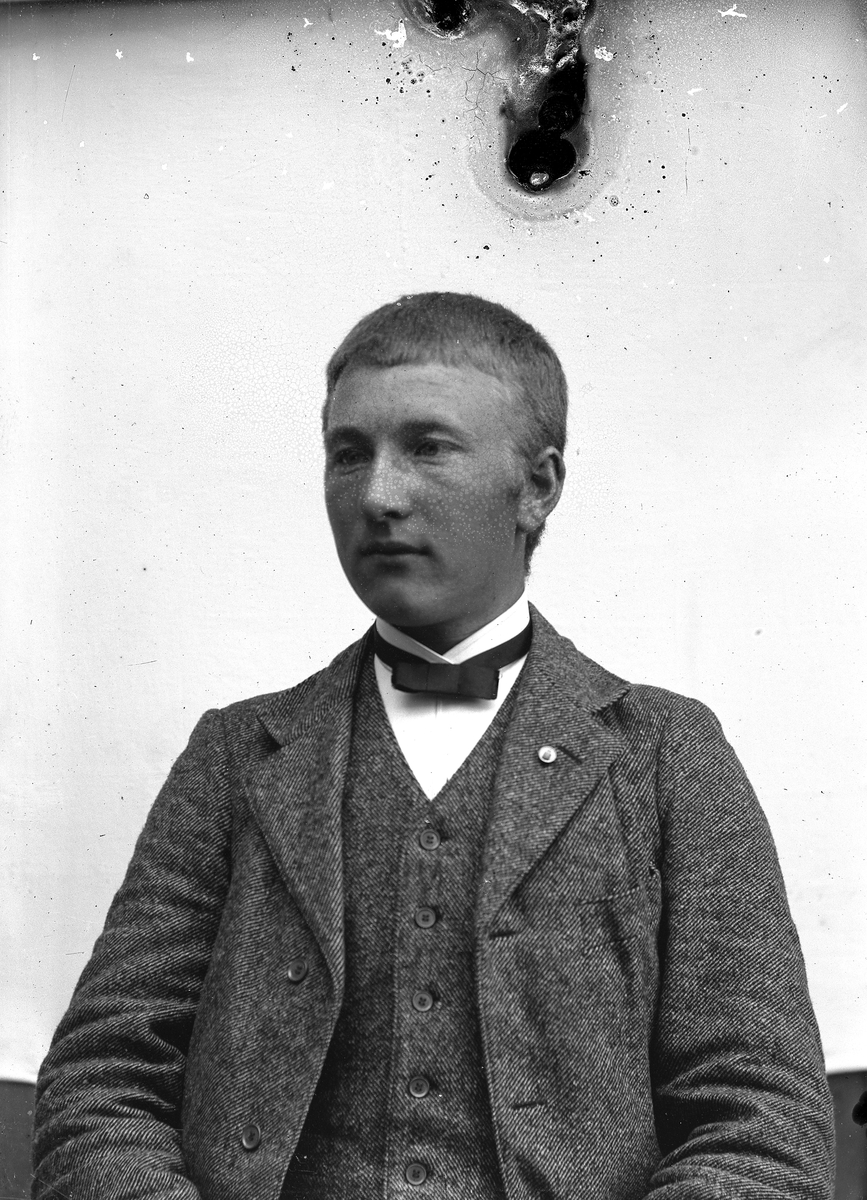 Jakob Jakobsen Engerdal, Portrett av mann med lys dress.