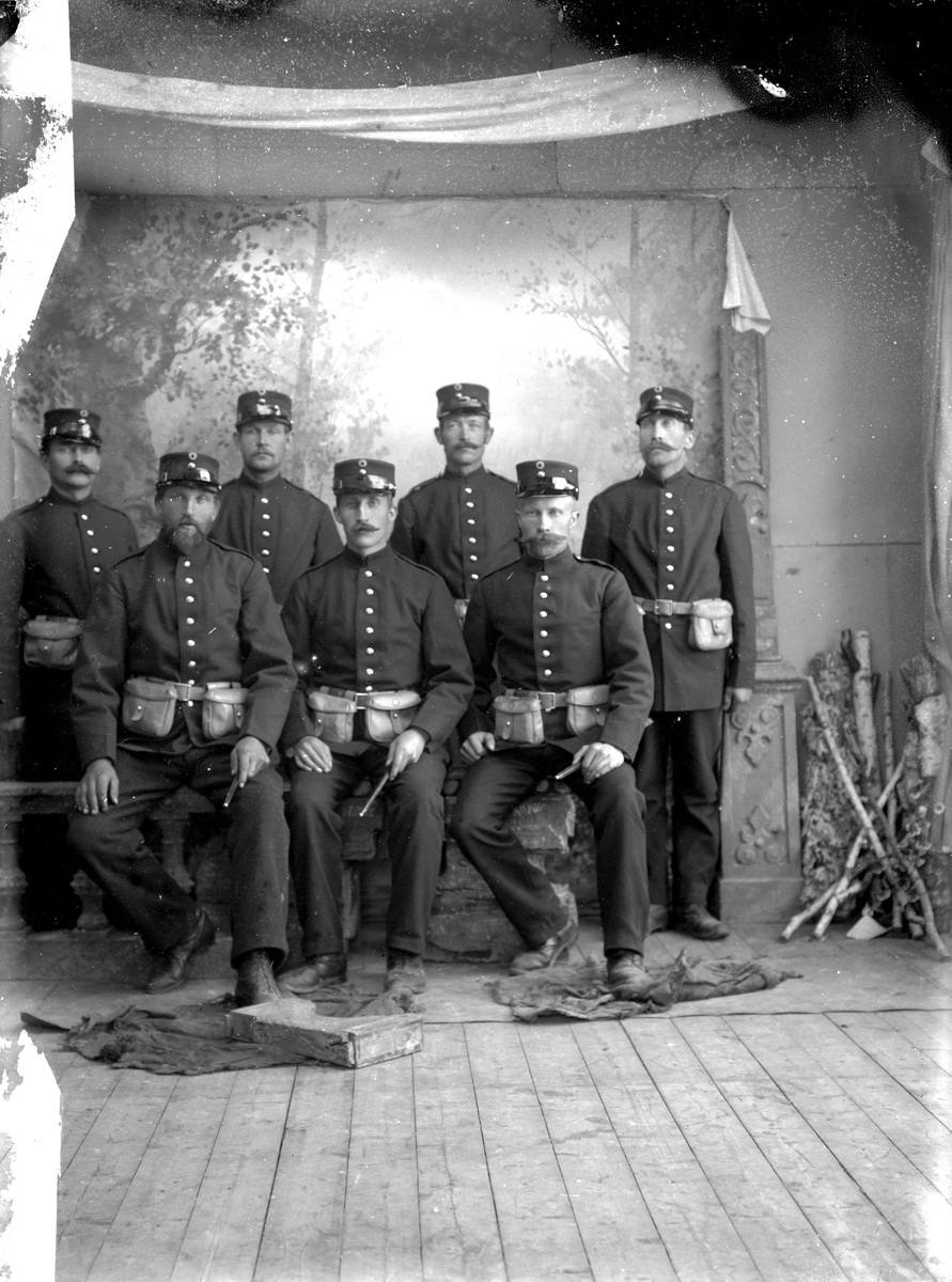 Jakob Jakobsen Engerdal, Gruppeportrett, sju soldater i militæruniform, studio.