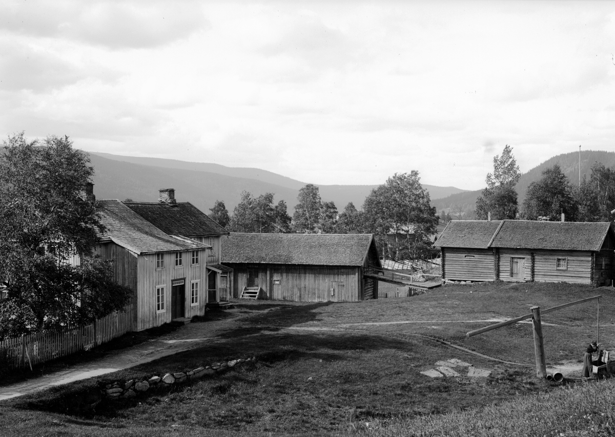 Jakob Jakobsen Engerdal, Nordhagen, Innbygda. Gårdstun, våningshus og uthus.