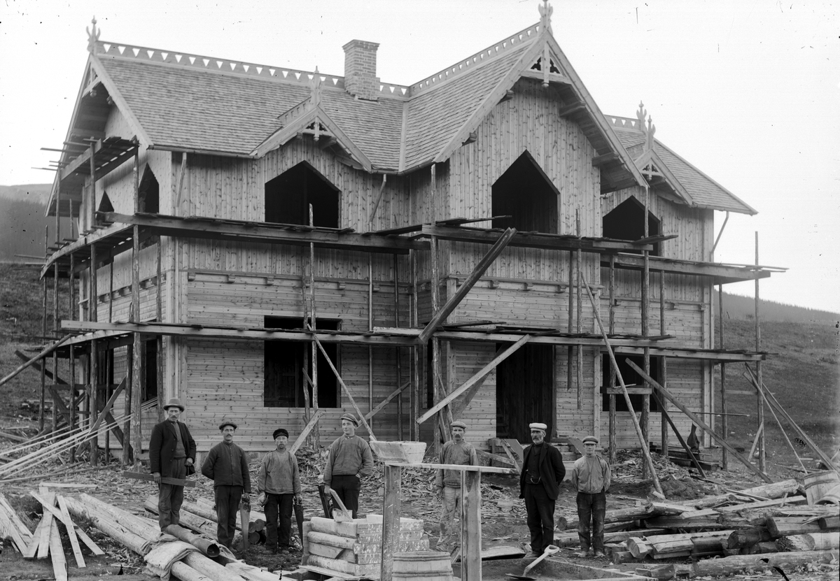 Jakob Jakobsen Engerdal, Hus under bygging. Sundstøa i Innbygda. Huset ble antagelig bygget i perioden 1907-10 (opplysning fra dagens eier). Byggmester var Gustav Møller.