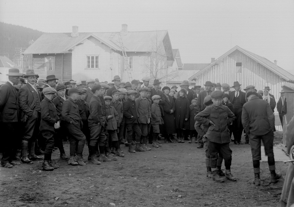 Jakob Jakobsen Engerdal, Stor forsamling av folk foran Gammelskula, Innbygda. Hovedsaklig gutter og menn, men også noen kvinner og jenter.