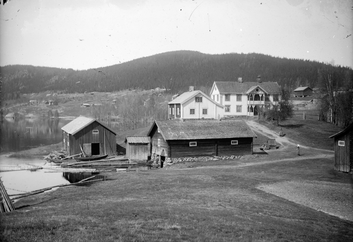 Jakob Jakobsen Engerdal, Vestre Nordby i Innbygda. Gårdsbebyggelse, to våningshus, uthus, båthus, båt på land ved vannet.