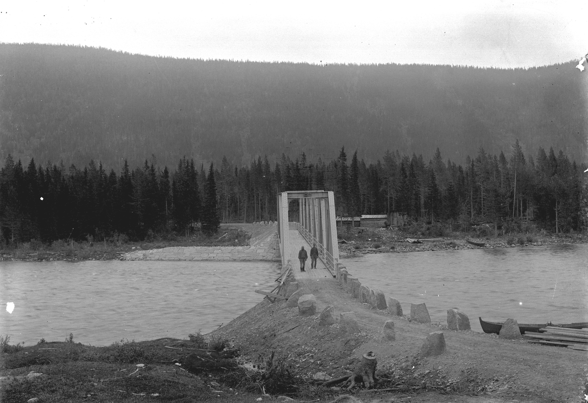 Jakob Jakobsen Engerdal, Smedjefloen bru i Jordet, Trysil. Brua sto ferdig i 1909 og ble tatt av isgang i 1933 – se også 0428-0000-06204