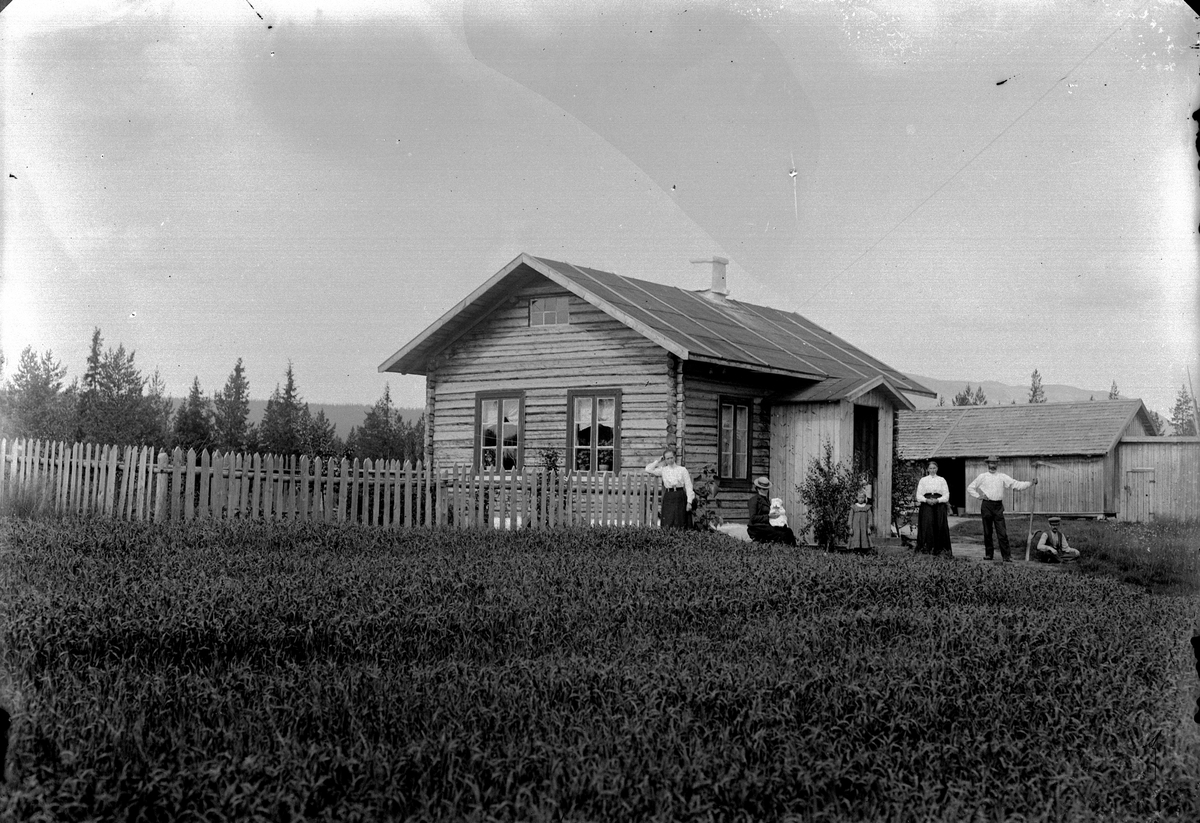 Jakob Jakobsen Engerdal, Kjernmo i Nybergsund. Fotografi tatt ved samme anledning, datert 24.8.1903 finnes i Trysilboka bind 6 s 85. Trysilboka oppgir disse navnene: Fra venstre Oline Johansen f. Melby, Hanna Kjernli f. Kjernet, med datteren Marte g. Sørlie på fanget, Helga Berg g. Kjernåsen, Nikoline Olsdatter Melby f. Li…