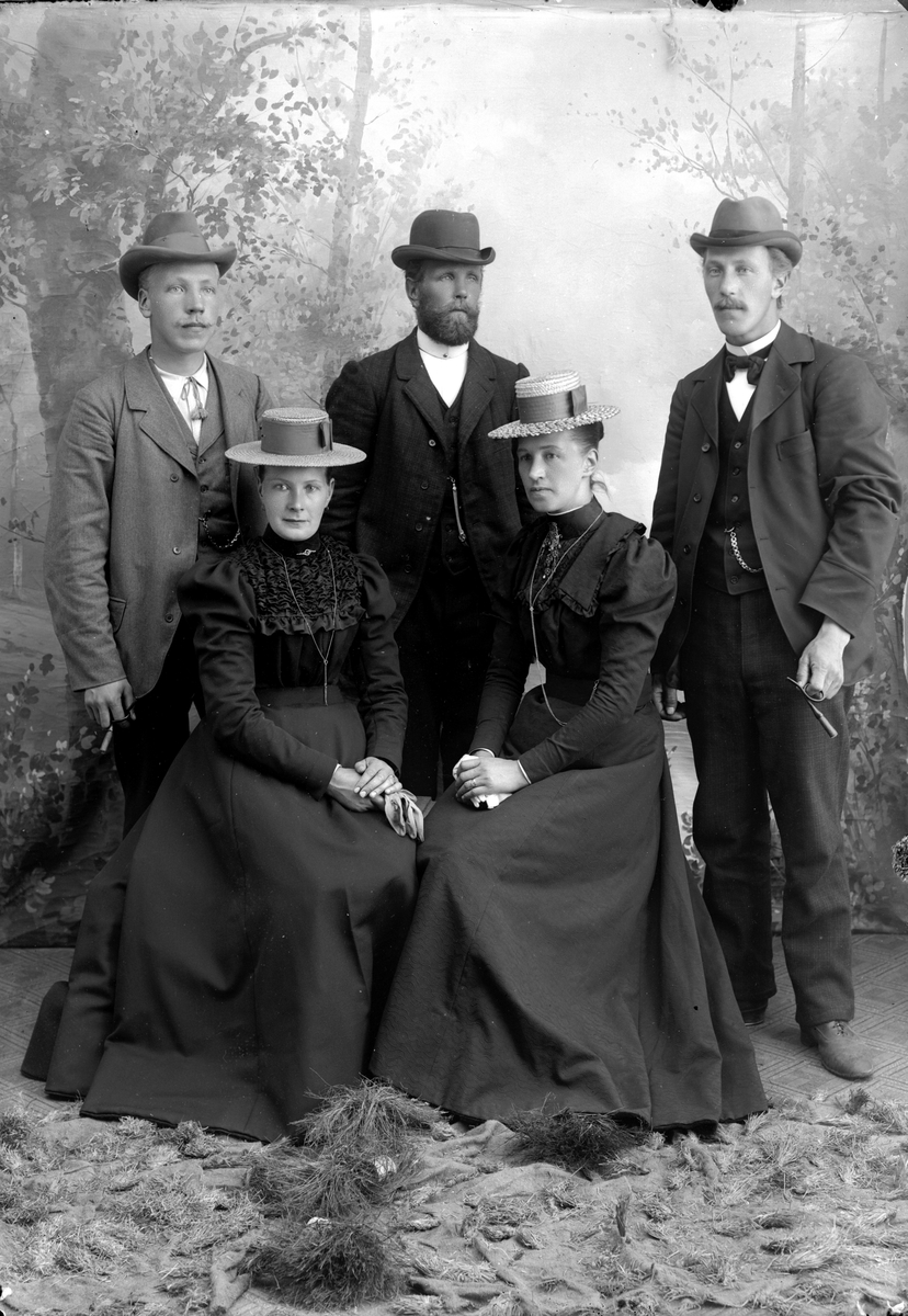 Jakob Jakobsen Engerdal, Gruppeportrett. Søsken fra Søgård Lutnes (Dersø). Fotografiet er gjengitt på side 54 i Trysilboka bind 1. Sittende fra venstre Oline (1858-1918) og Mina el. Minde (1864-1918) Lutnæs, stående fra venstre Adolf (1876-1963) Martin (1860-1939) og Otto (1870-1934) Lutnæs. Navn, fødsels- og dødsår etter …