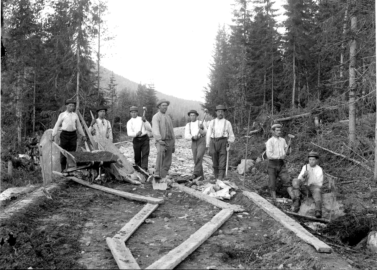 Jakob Jakobsen Engerdal, Dokumentasjon av arbeid med et veiprosjekt, ant i Trysil. Ukjente arbeidere. Vegbygging. Dessverre har vi ikke fått bekreftet opplysninger om hvilket prosjekt det er, men det kan være fra 1913, og bygging av vegen mellom Nybergsund og Innbygda.