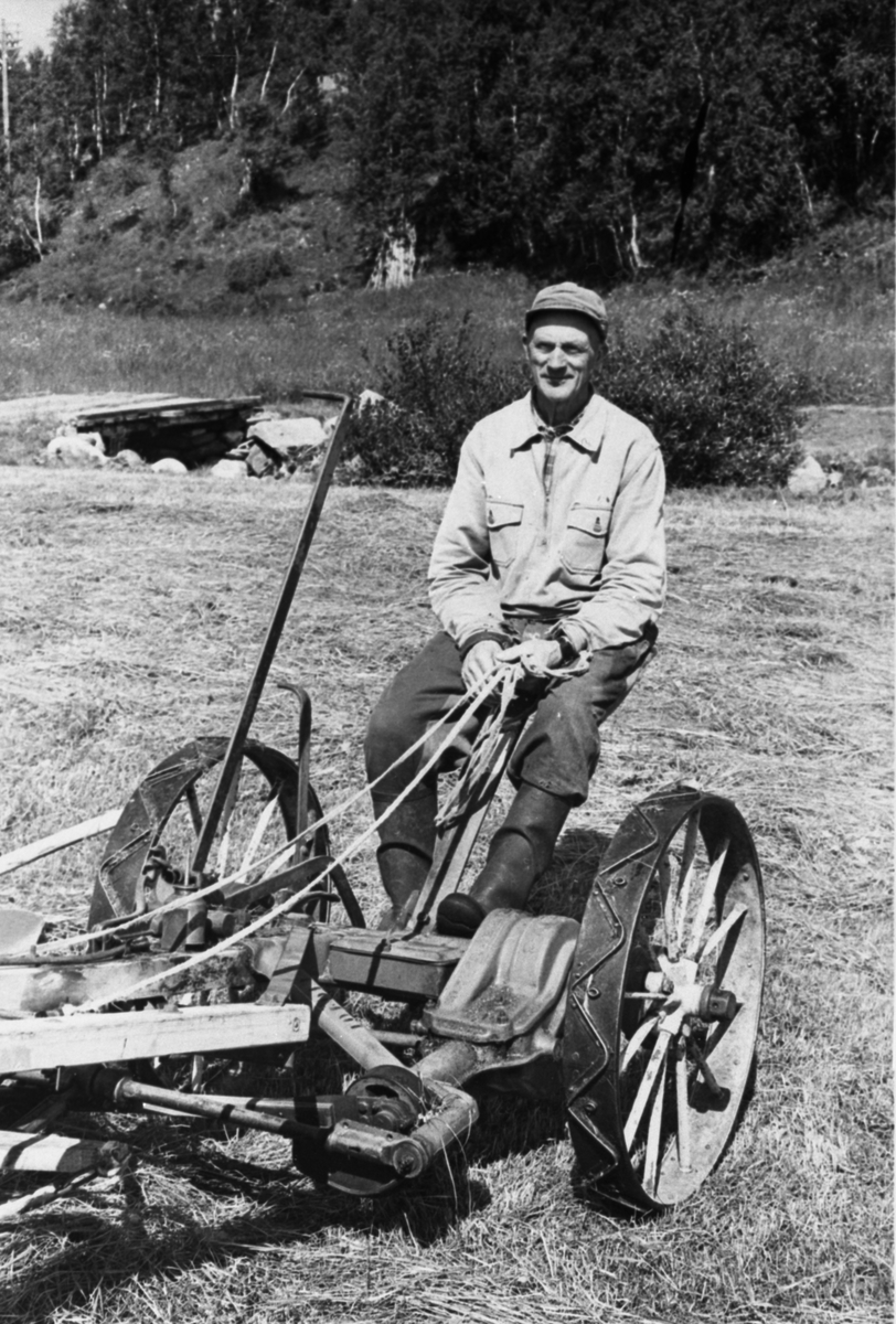 Ukjent, Magnus Thomasgård (27.1.1904-13.1.1994) på slåmaskina