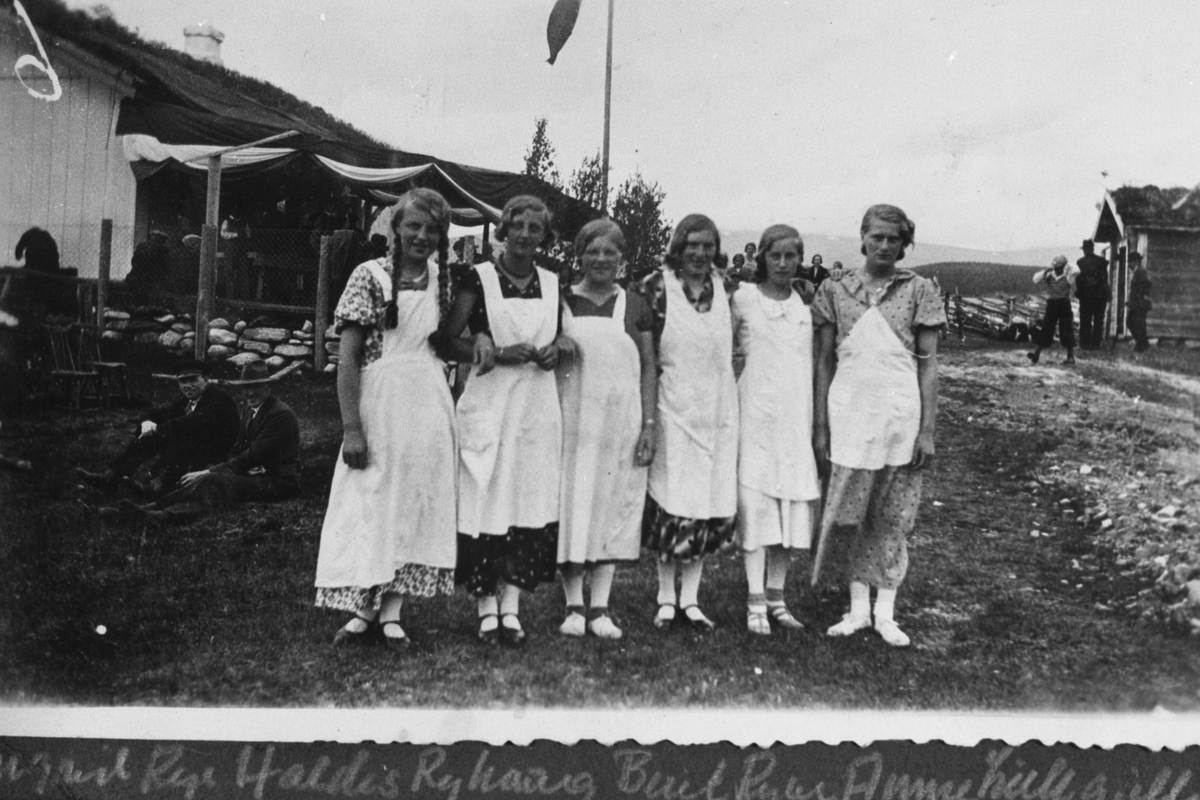 Ukjent, Serveringjenter ved kikreinnvielsen 1934