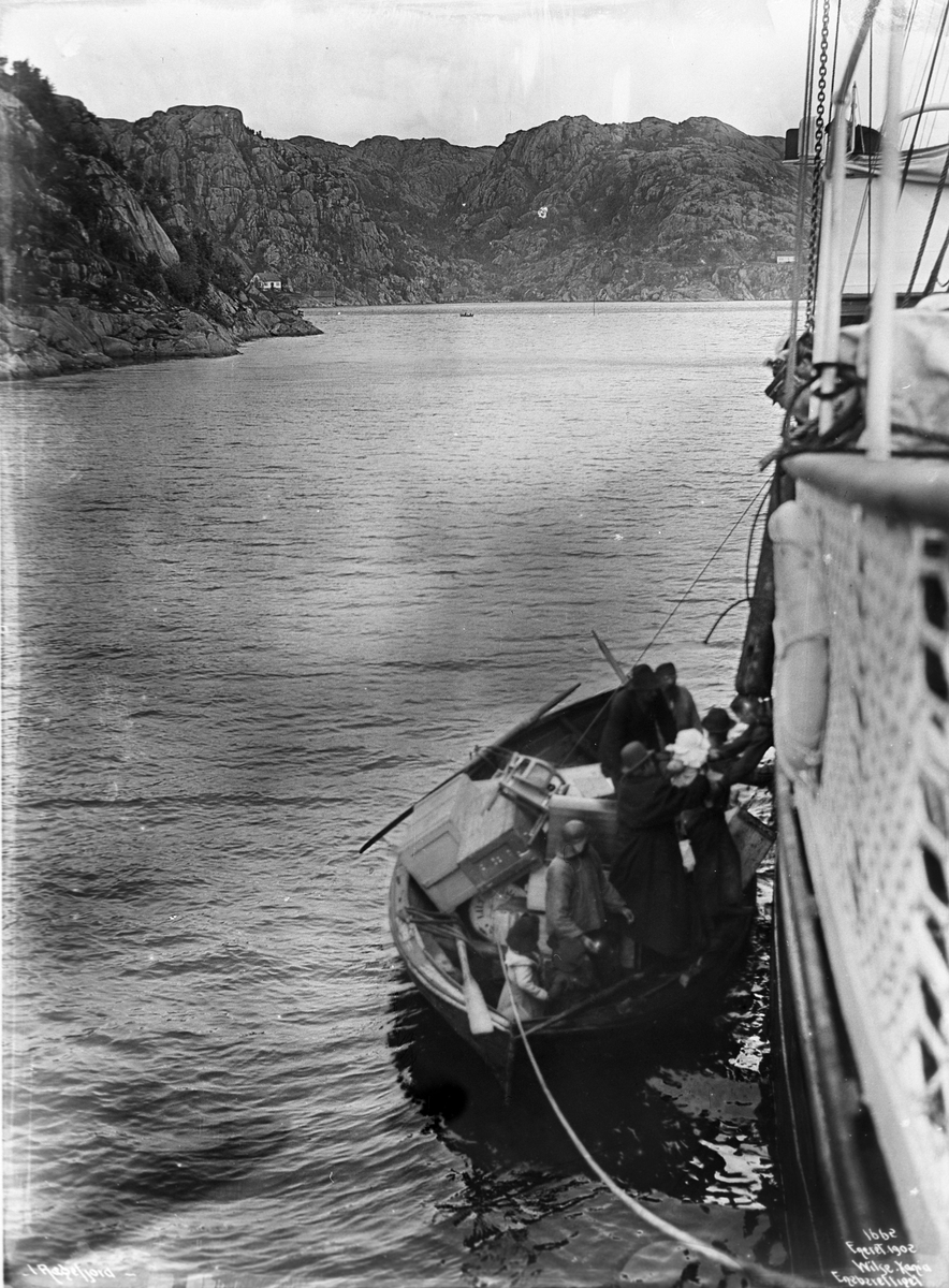 Anders Beer Wilse, Prot: Pasagerer gaar i baat Rægefjord 28. Juli 1902