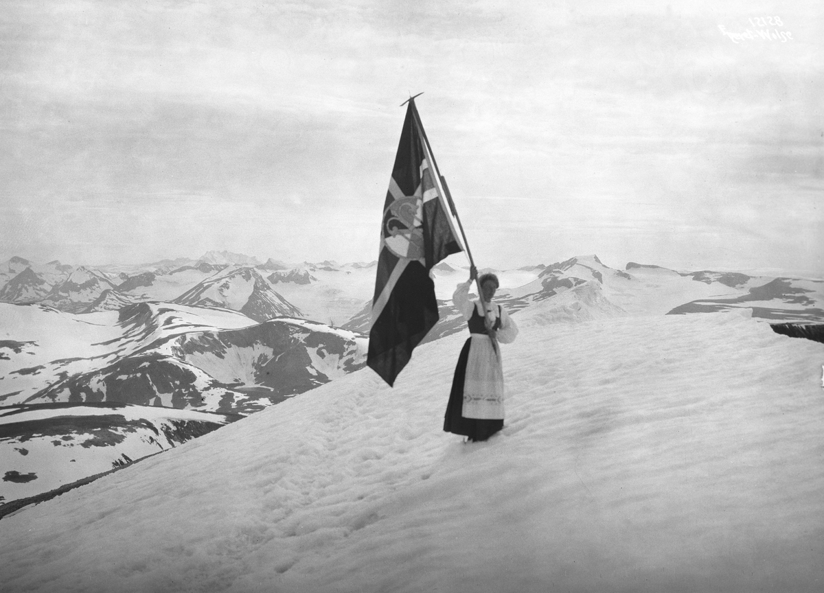 Anders Beer Wilse, Prot: Glittertind - Turistforeningens Flag
