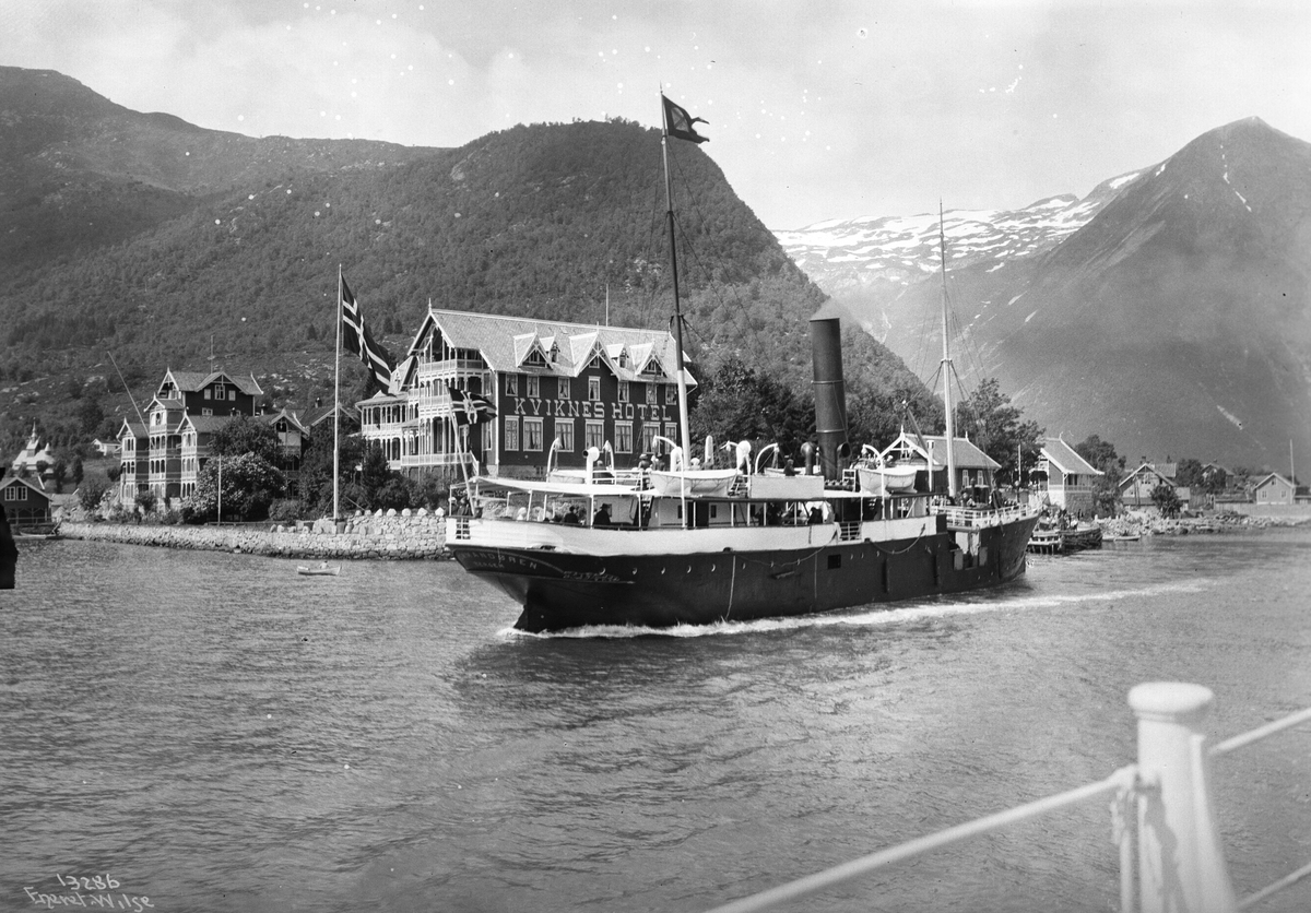 Anders Beer Wilse, Prot: Vestlandsfjordene - Ved Balholmen - Hurtigruten ankommer (delevis feil i protokoll)