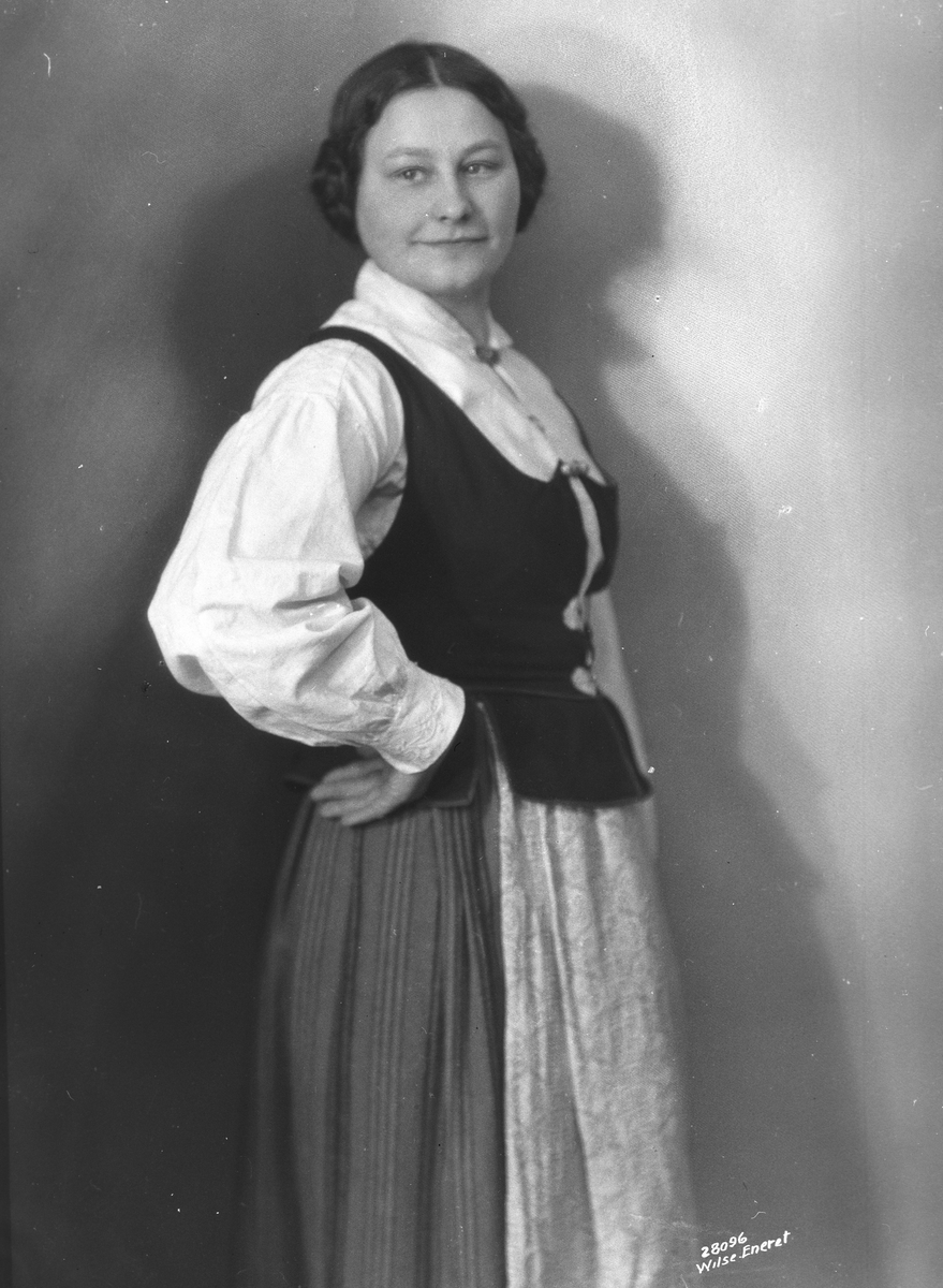 Anders Beer Wilse, Prot: Nationaldragter, Trønderdragt, Anne Holm