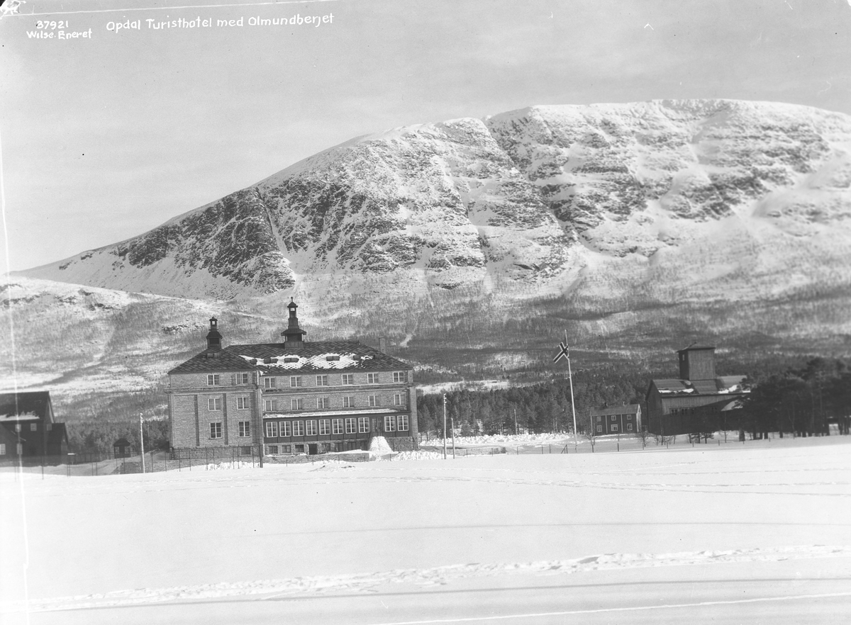 Anders Beer Wilse, Prot: Opdal Turisthotel Neg: Opdal Turisthotel med Almundberget