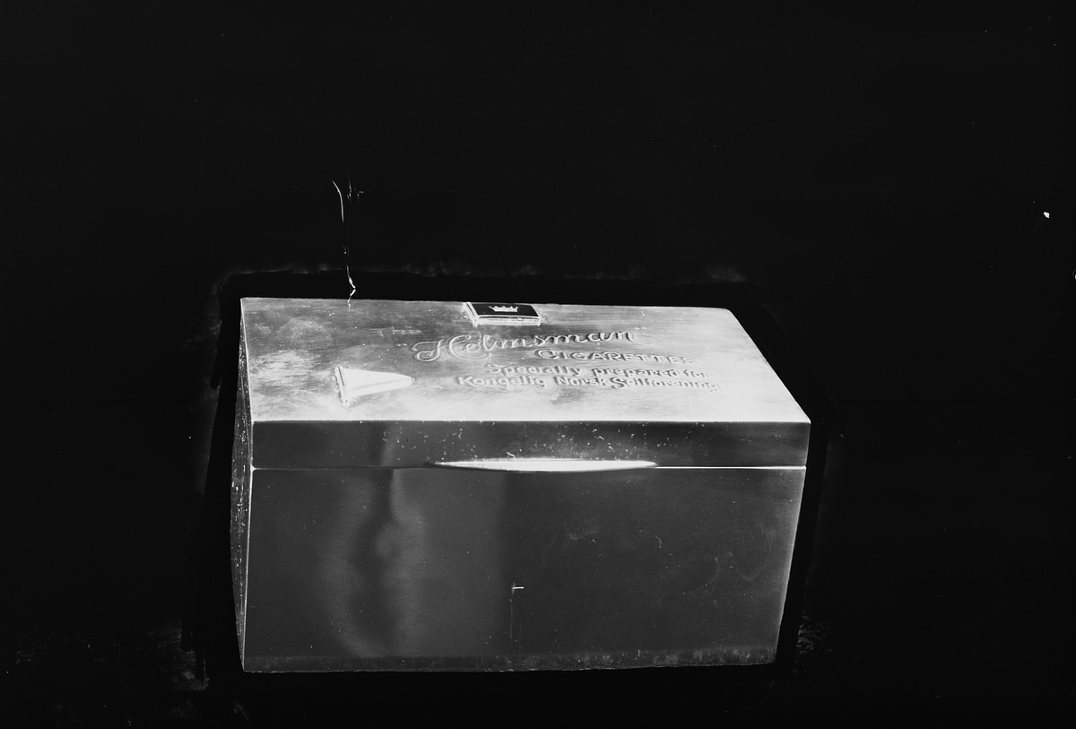 Anders Beer Wilse, Prot: Andersen Fred Tekst på sigaretteske: Helmsman Cigarettes specially prepared for Kongelig Norsk Seilforening