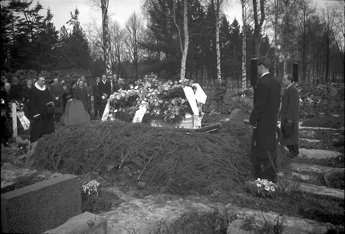 Anders Beer Wilse, Prot: protokoll finnes ikke Register: Tauland begravelse (Leica) 5/4-44