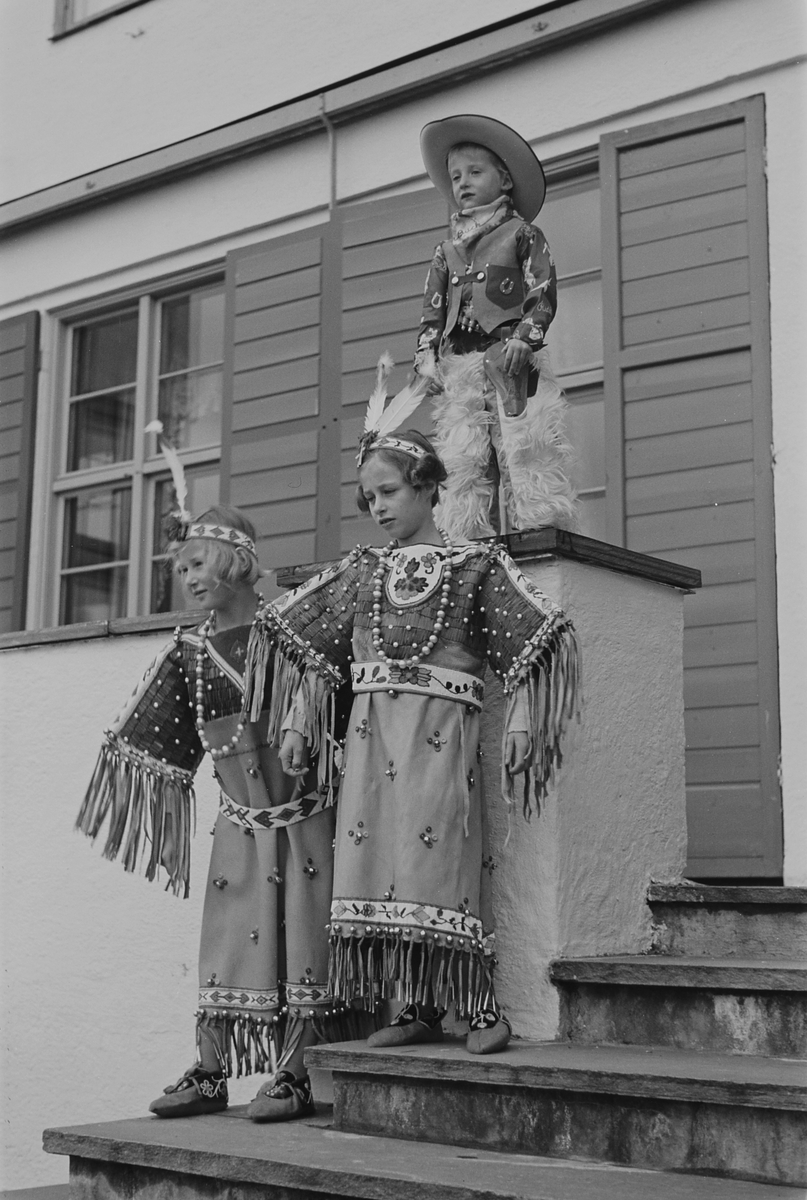 Anders Beer Wilse, Prot: Ragnhild og Astrid. Indianer og Cowboy