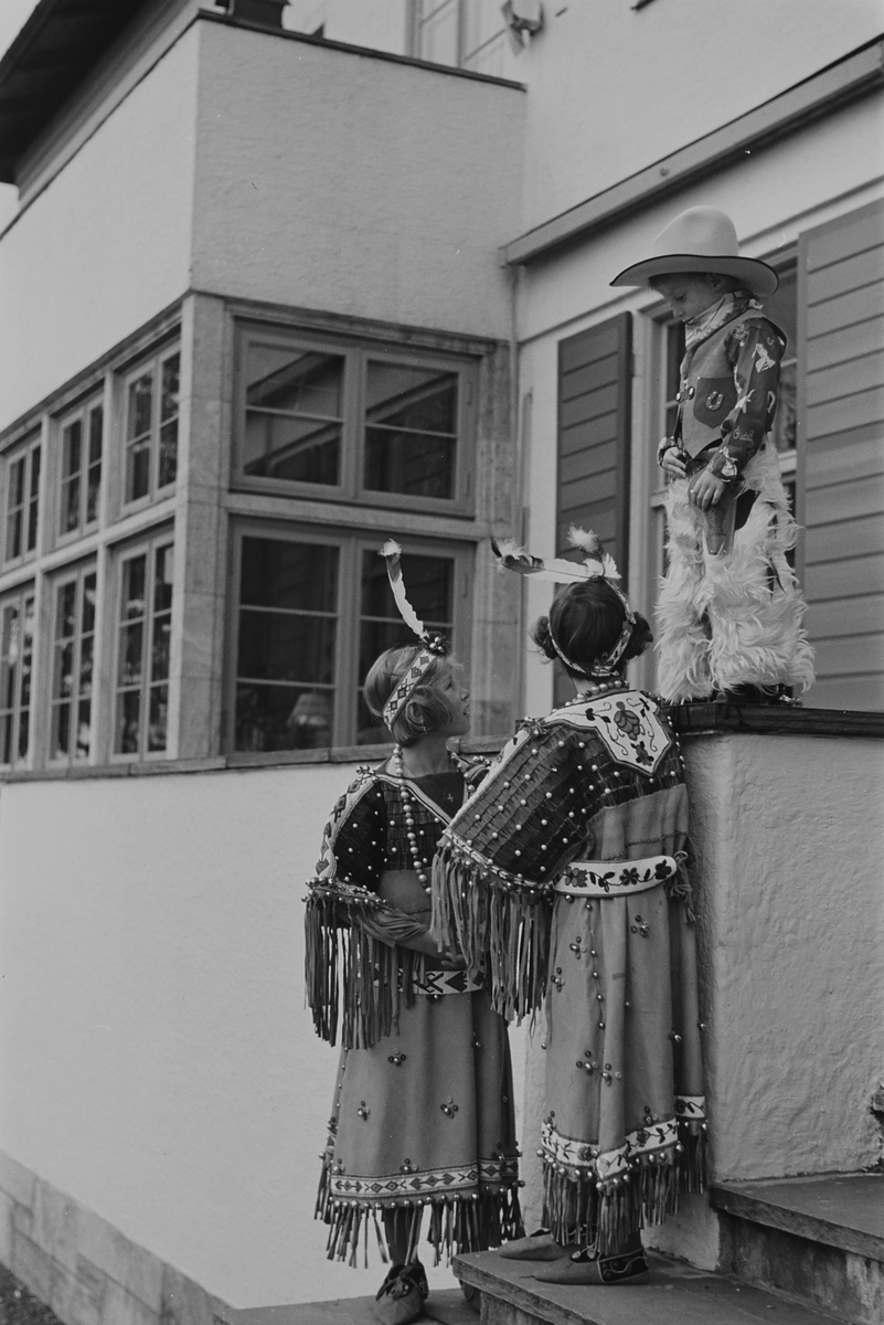 Anders Beer Wilse, Prot: Ragnhild og Astrid. Indianer og Cowboy Bilder Ja