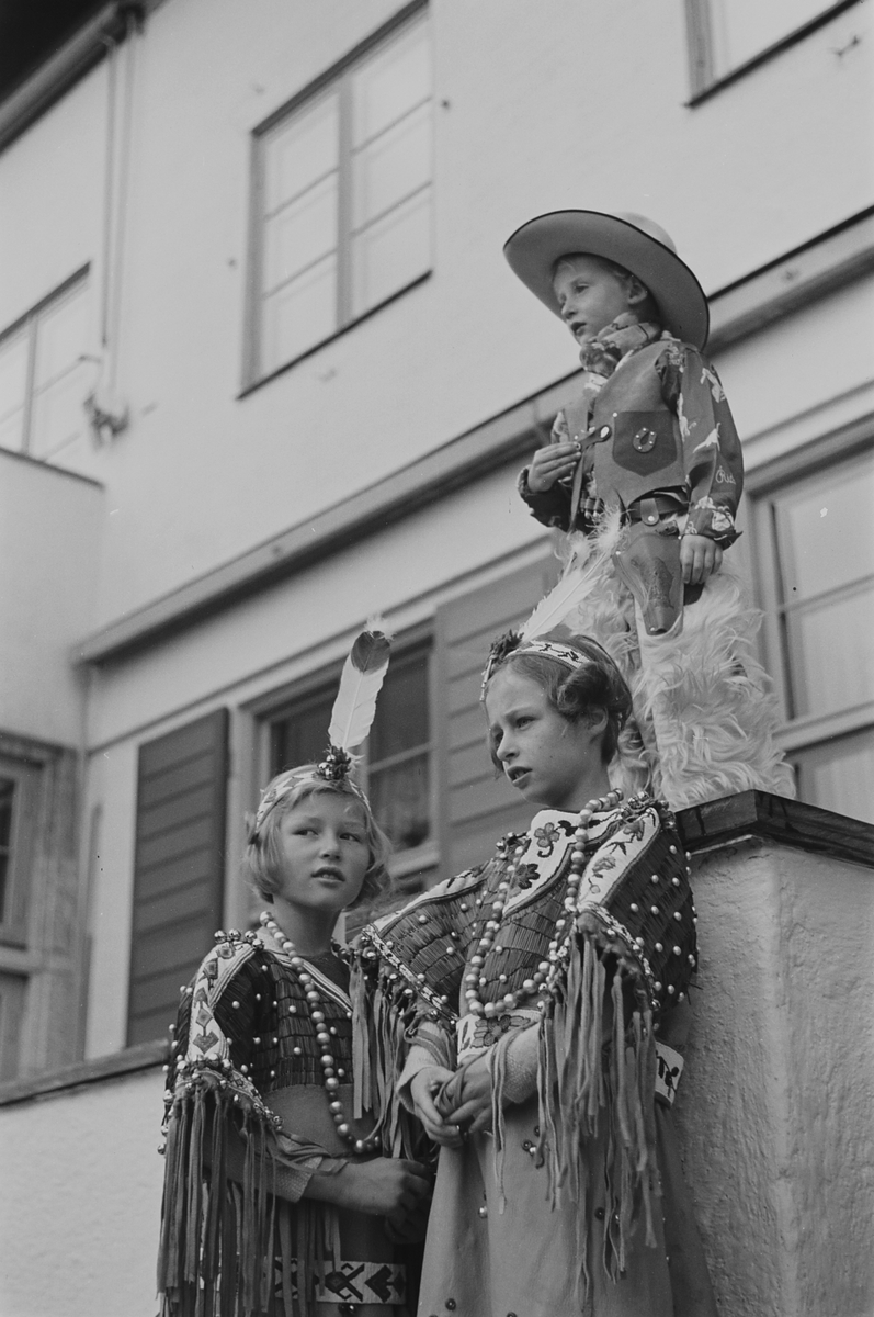 Anders Beer Wilse, Prot: Ragnhild og Astrid. Indianer og Cowboy
