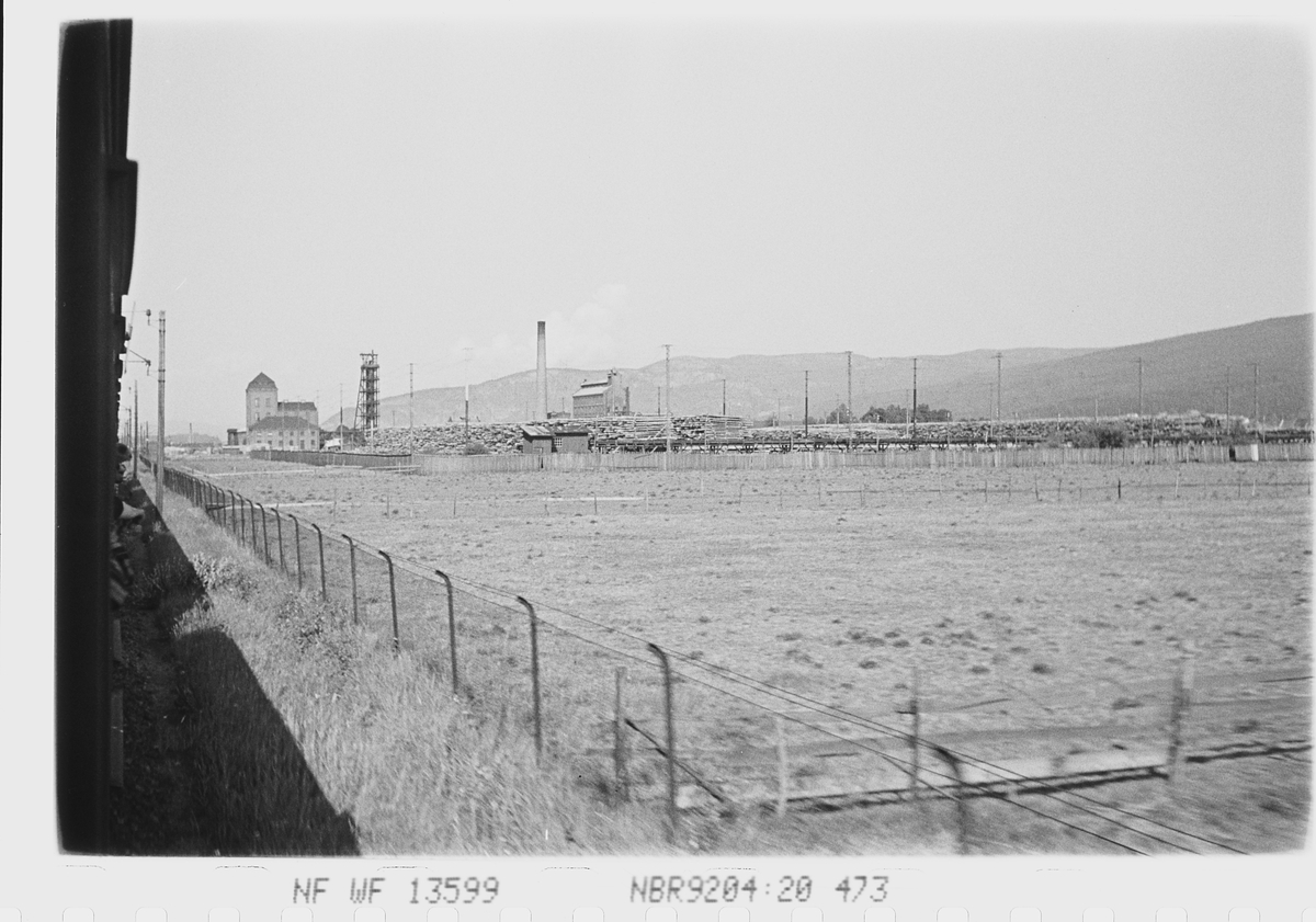 Anders Beer Wilse, Landskap med fabrikk. Antatt ved Drammen. Fotografert 1940.