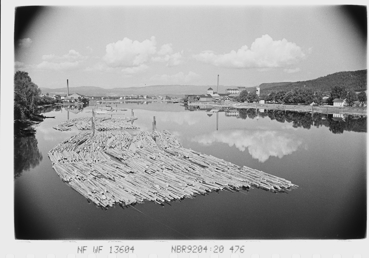 Anders Beer Wilse, Tømmerfløting i Drammenselva. Mjøndalen. Fotografert 1940.