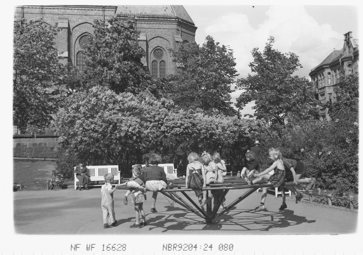 Anders Beer Wilse, Prot: Uranienborg lekepark barn leker