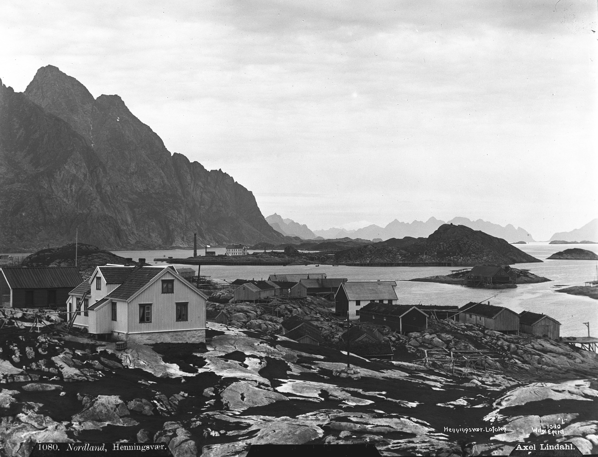 Axel Lindahl, "Prot: Henningsvær Komm: Dette er huset til Ingval Arne Sørensen. Huset står på Kårbø-haugen."
